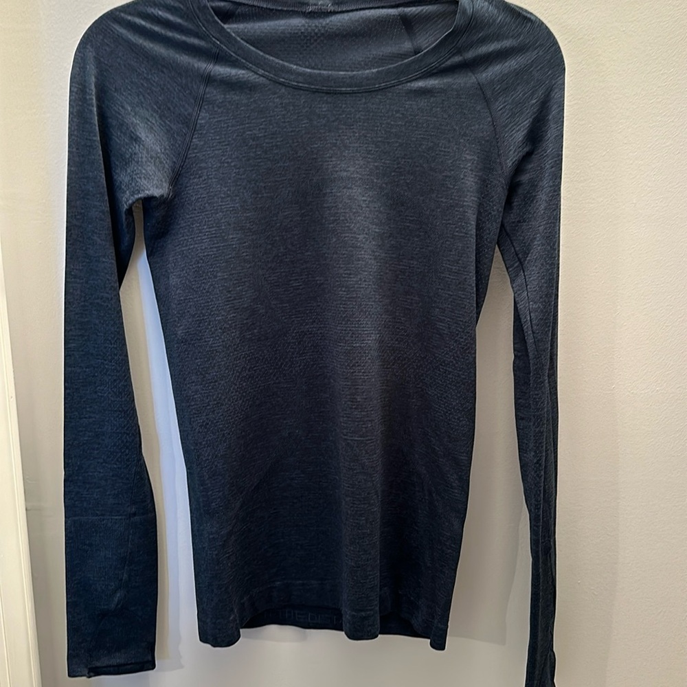 Women’s lululemon long sleeve swiftly shirt
